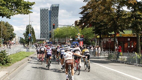 Rennradfahrer auf der Hamburger Reeperbahn © picture alliance/augenklick 