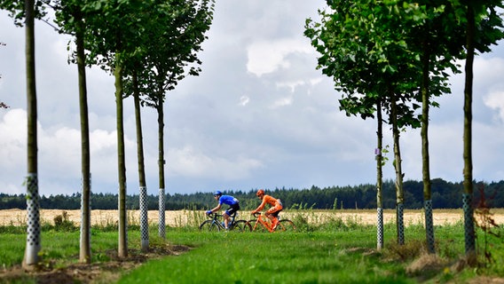 Zwei Radfahrer auf flacher Rennstrecke. © Getty Images for VELOTHON 