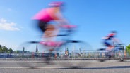 Radfahrer bei den Cyclassics 2022 in Hamburg. © IMAGO / Tischler 
