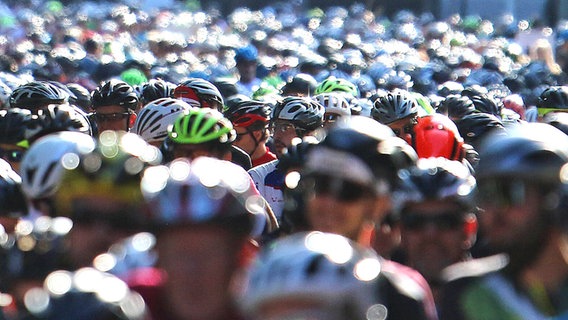 Radfahrer bei den Cyclassics 2022 in Hamburg. © IMAGO / Tischler 