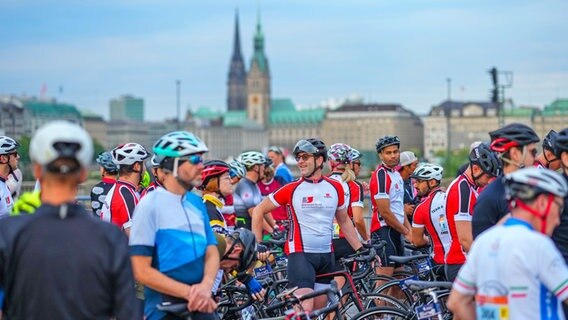 Teilnehmende warten auf den Start bei den Cyclassics 2022 in Hamburg. © Witters/FrankPeters 