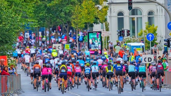 Teilnehmende fahren bei den Cyclassics 2022 in Hamburg die Alsterglacis entlang. © Witters/FrankPeters 