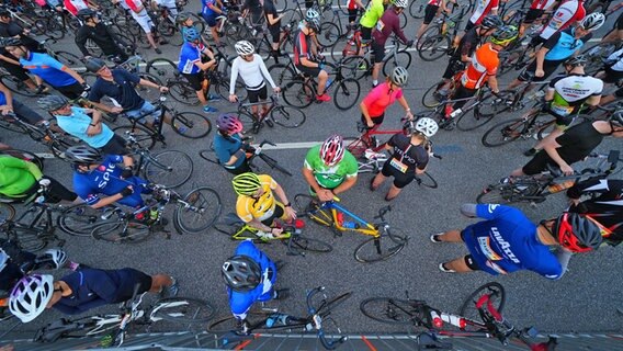 Teilnehmende warten auf den Start bei den Cyclassics 2022 in Hamburg. © Witters/FrankPeters 