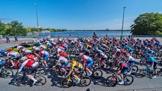 Die Elite-Teilnehmer beim Start der Cyclassics 2022 in Hamburg. © Witters/FrankPeters 