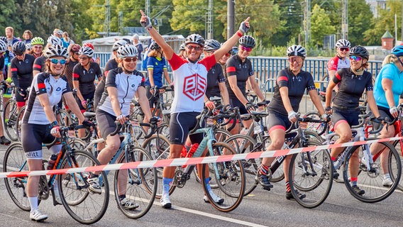 Teilnehmerinnen kurz vor dem Start der Cyclassics 2022 in Hamburg. © picture alliance/dpa | Georg Wendt 