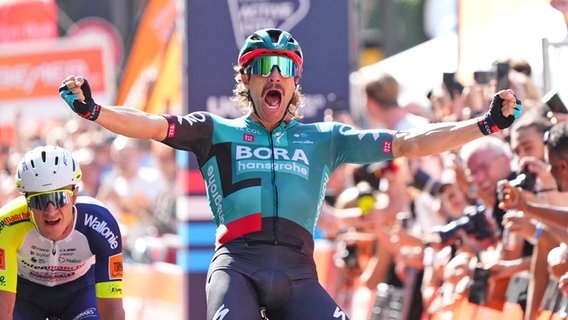 Der österreichische Radsportler Marco Haller gewinnt die Cyclassics 2022 in Hamburg. © Witters/FrankPeters 