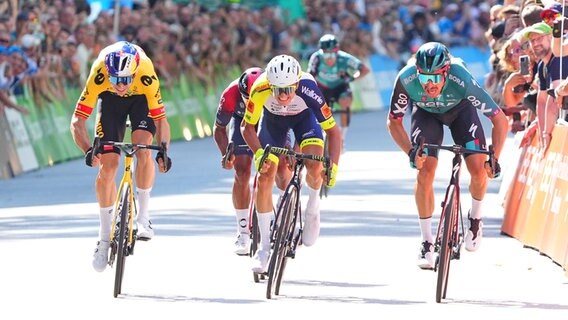 Der österreichische Radsportler Marco Haller (v.l.n.r.) gewinnt die Cyclassics 2022 in Hamburg vor Quinten Hermans (Dritter/Belgien) und Wout van Aert (Zweiter/Belgien). © Witters/FrankPeters 