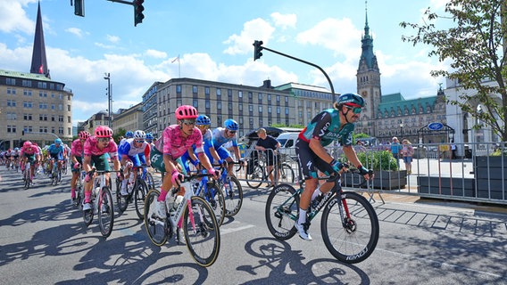 Der österreichische Radsportler Marco Haller (r.) bei den Cyclassics 2022 in Hamburg. © Witters/FrankPeters 