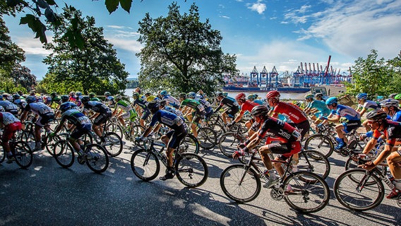 Das Fahrerfeld bei den Cyclassics auf der Elbchaussee © imago / HochZwei 