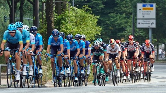Das Elitefeld der Cyclassics 2018 in der Hamburger Innenstadt. © Witters 
