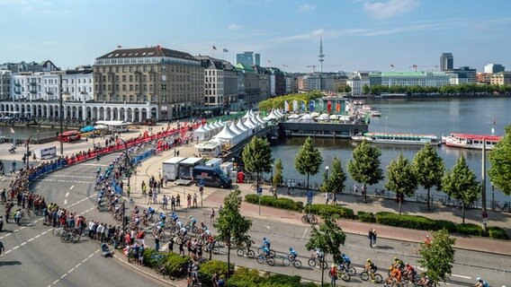 Das Elitefeld der Cyclassics 2018 an der Hamburger Binnenalster. © Witters 