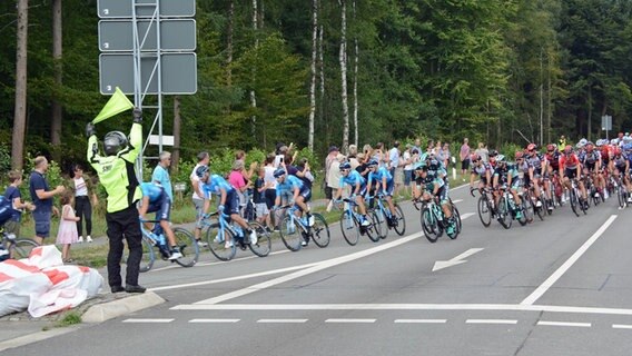 Zuschauer feuern am Rande der Strecke die Radprofis bei den Cyclassics an. © picture alliance / rtn - radio tele nord Foto: Peter Wuest