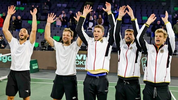 Tim Pütz (l-r), Kevin Krawietz, Jan-Lennard Struff, Oscar Otte und Yannik Hanfmann lassen sich für einen Sieg im Davis Cup feiern. © picture alliance / dpa / Frank Molter 