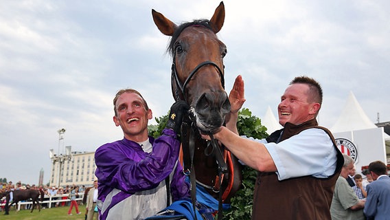 Derbysieger Jockey Andrasch Starke (l.) mit Nutan © fishing4 