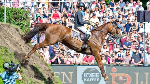 Sandra Auffarth mit La Vista am Derby-Wall in Hamburg © picture alliance/dpa Foto: Daniel Bockwoldt