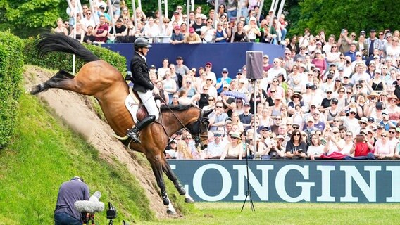 Der irische Reiter Michael Duffy mit Franklin am Derby-Wall. © WITTERS 