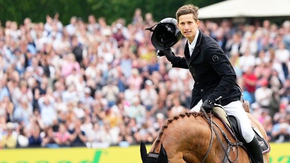 Der deutsche Reiter Marvin Jüngel mit Balou's Erbin jubelt. © WITTERS 