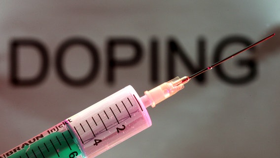 Spritze vor dem Schriftzug Doping © dpa Foto: Patrick Seeger