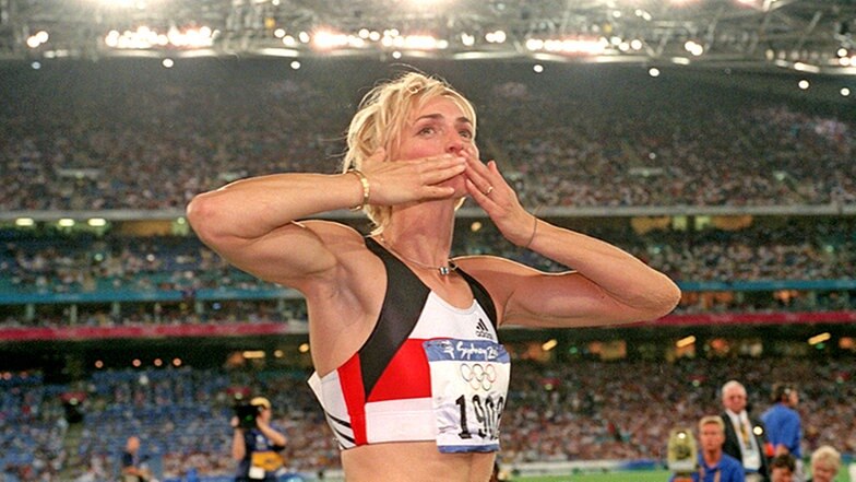 Bewegt im Augenblick ihres zweiten Olympiasieges: "Jahrhundert"-Weitspringerin Heike Drechsler © picture-alliance / dpa