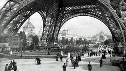 Der zur Weltausstellung 1900 gebaute Eiffelturm in Paris. © Roger Viollet/Getty Images