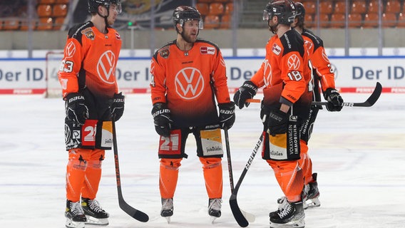 Die Eishockey-Spieler der Grizzlys Wolfsburg © imago images/Jan Huebner Foto: Franziska Gora