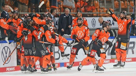 Jubel bei den Grizzlys Wolfsburg © IMAGO / Jan Huebner 