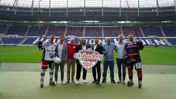 Das Eishockey-Duell Hannover Scorpions gegen Hannover Indians findet im 96-Stadion statt. © IMAGO / Die Videomanufaktur 