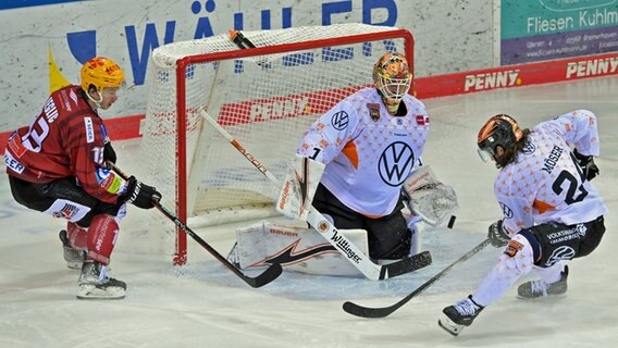 Bremerhavens Ziga Jeglic (l.) scheitert am Wolfsburger Goalie Dustin Strahlmeier (M.). © IMAGO / kolbert-press 