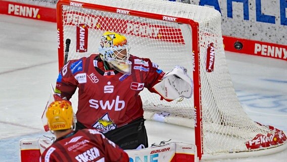 Eishockey-Torhüter Kristers Gudlevskis von den Fischtown Pinguins aus Bremerhaven © IMAGO/kolbert-press Foto: Burghard Schreyer