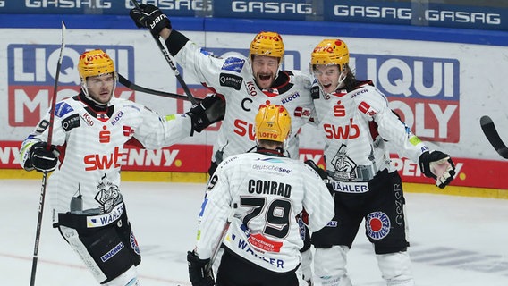 Fischtown Pinguins: re. Ziga Jeglic jubelt nach 0:1 mit Lukas Kälble, Colt Adam Conrad, Jan Urbas © Imago / Contrast 