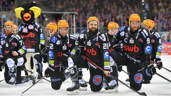 Fischtown Pinguins: Die Spieler nach dem ersten Finalspiel gegen die Eisbären Berlin © imago images / Nordphoto 