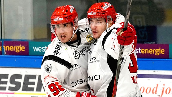 Louis Trattner und Patrick Klöpper von den Hannover Scorpions bejubeln einen Treffer. © IMAGO/Funke Foto Services 