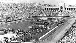 Im mit über 105 000 Zuschauern vollbesetzten Olympiastadion von Los Angeles werden die X. Olympischen Sommerspiele eröffnet. © picture-alliance / dpa 