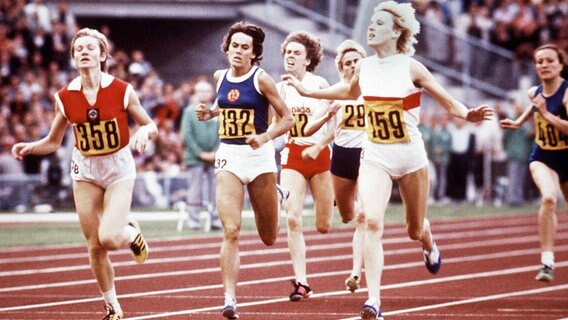 Hildegard Falck (Nr. 159) wird Olympiasiegerin 1972 über die 800-m-Strecke. © imago images / Sven Simon 