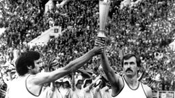 Basketballer Sergej Below (r.) übernimmt 1980 das olympische Feuer. © picture-alliance / dpa