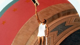 Rafer Johnson entzündet 1984 das olympische Feuer. © picture-alliance / dpa