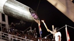 Nikolaos Kaklamanakis entzündet 2004 in Athen das olympische Feuer. © imago/ANE Edition