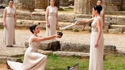 Entzündung des olympischen Feuers in Athen © picture-alliance/ dpa
