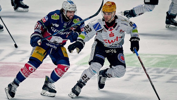 Fischtowns Vladimir Eminger (r.) im Zweikampf mit Berlins Zach Boychuk © Imago Images Foto: Claudius Rau