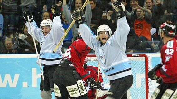 Jubel über das erste Heimtor der Hamburg Freezers am 12.11.2002 in der DEL-Partie gegen die Kölner Haie. Jubel über das erste Heimtor der Hamburg Freezers am 12.11.2002 in der DEL-Partie gegen die Kölner Haie. © Witters Foto: Witters
