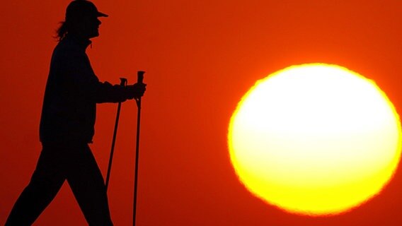 Nordic Walker beim Sonnenuntergang © picture-alliance/ ZB 