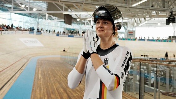Bahnrad-Fahrerin Lea Sophie Friedrich freut sich über ihr WM-Gold im Keirin. © picture-alliance / dpa Foto: Thibault Camus
