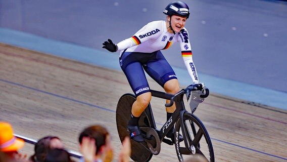 Bahnradsportlerin Lea Sophie Friedrich jubelt Bahnradsportlerin Lea Sophie Friedrich jubelt © IMAGO/SW Pix Foto: Alex Whitehead