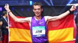 Arne Gabius mit der deutschen Fahne