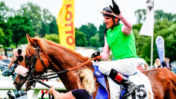 Andrasch Starke auf Isfahan nach dem 152. Deutschen Derby in Hamburg-Horn. © picture alliance/dpa Foto: Axel Heimken