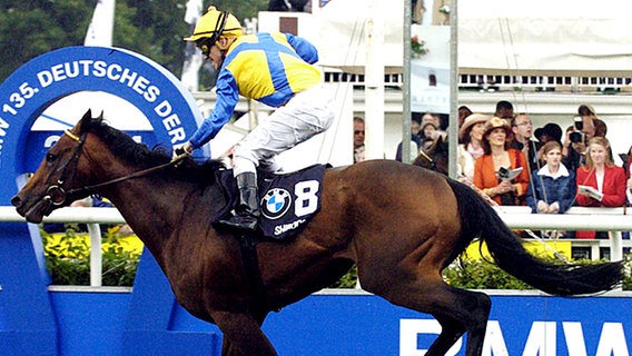 Jockey Andreas Suborics gewinnt mit Shirocco das Deutsche Derby 2004. © dpa Foto: Maurizio Gambarini