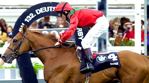 Jockey John Reid gewinnt am 1. Juli 2001 mit Boreal das 132. Deutsche Galopp-Derby in Hamburg-Horn. © dpa Foto: Kay Nietfeld