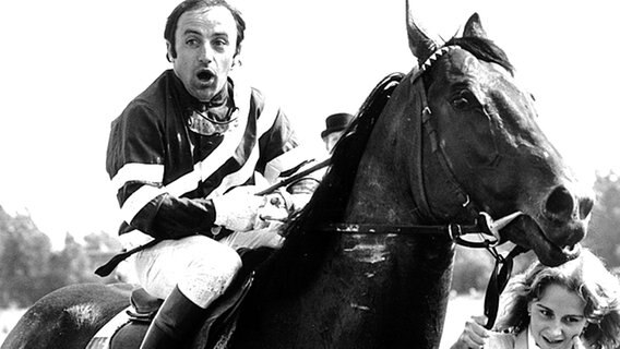 Jockey Erwin Schindler nach seinem Sieg beim Deutschen Derby 1982. © DPA Picture Alliance 