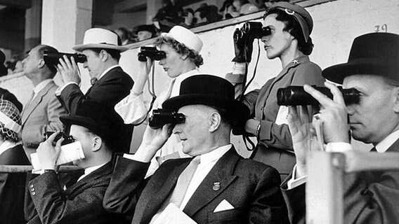 Zuschauer beobachten am 03.07.1955 in Hamburg-Horn die Rennen. © picture-alliance/dpa 