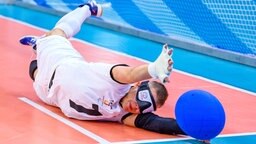 Der deutsche Nationalspieler Reno Tiede bejubelt bei der Goalball-EM in Rostock in Aktion © picture alliance/dpa 